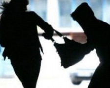 Отобрали силой: в Мариуполе на улице обокрали женщину (ФОТО)