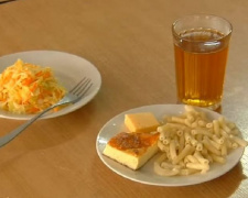 В Мариуполе разгорелся скандал из-за реформы школьного питания: многие дети отказываются есть