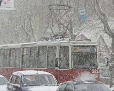 Мариуполь продолжает засыпать снегом: как работает транспорт?