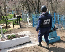 В приазовском поселке на кладбище обнаружили опасный предмет (ФОТО+ВИДЕО)