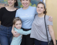 Из Мариуполя спасли осиротевших маленьких сестёр