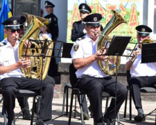 Оркестры полиции Закарпатья и Донетчины сыграли в Мариуполе легендарные композиции (ВИДЕО)
