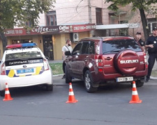 В Мариуполе на пешеходном переходе сбиты мужчина и девушка (ФОТО+ВИДЕО)