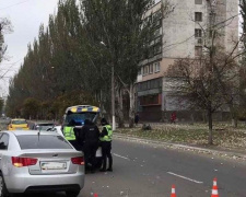 В Мариуполе на перекрёстке столкнулись легковушки