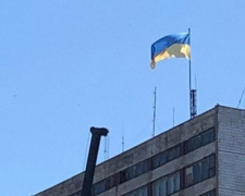 Главный символ Украины в обновленном виде подняли над Мариуполем (ФОТОФАКТ)