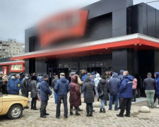Мариупольцы стоят в очереди к банкоматам и в магазины (ФОТОФАКТ)