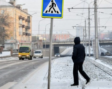 В Мариуполе грузовик сбил пешехода на переходе (ВИДЕО)