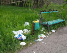 Мариупольцы превратили Аллею детям войны в мусорную свалку (ФОТОФАКТ)