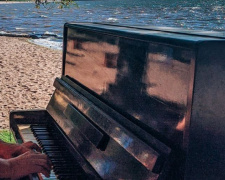 На побережье Мариуполя вдохновленный инженер играет на пианино
