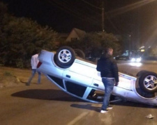 В Мариуполе в результате ДТП  перевернулся автомобиль
