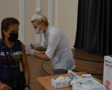 Вакцинация коллективов: в Мариуполе массово делают прививки от COVID-19