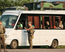 На дороге у Мариуполя силовики задержали сильно нервничавшего мужчину (ФОТО)