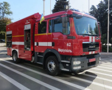 Жидкие огнетушители и световая вышка: мариупольские спасатели получили новый автомобиль (ФОТО)