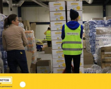 С начала войны Фонд Рината Ахметова передал эвакуированным мариупольцам более 18 тысяч продуктовых наборов