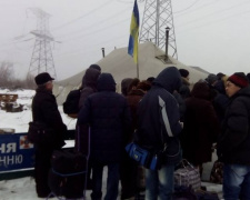 «Давно такого не было», - люди жалуются на огромные очереди перед КПВВ в Донбассе