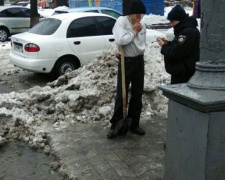 Патрульные оштрафовали мариупольца за сбрасывание снега на проезжую часть (ФОТО)