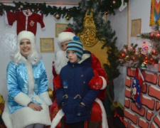 В Мариуполе Дед Мороз в своих «апартаментах» раздает детям подарки (ФОТОФАКТ)