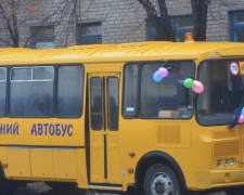 Дети из прифронтовой зоны Донетчины получили новый школьный автобус