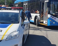 В Мариуполе троллейбус сбил пешехода: пострадавший госпитализирован (ФОТО)