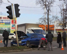 В Мариуполе иномарка сбила светофор (ФОТО)