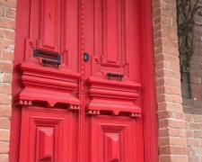 Отреставрированная старинная дверь в Мариуполе уцелела под обстрелами