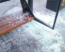 В Мариуполе неизвестные разбили стекло современной прозрачной остановки (ФОТО+ВИДЕО)