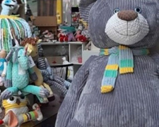 В Мариуполе украли двухметрового медведя. Игрушка успела сменить нескольких хозяев (ФОТО)