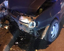 Пытался избежать ДТП: на Левобережье Мариуполя автомобиль врезался в столб