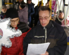 Хористы подарили мариупольцам колядки в Рождественском троллейбусе (ФОТО+ВИДЕО)