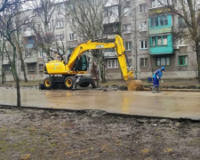 Десять дней ремонта в Мариуполе: спецтехника снимает асфальт, заменены сотни метров водовода