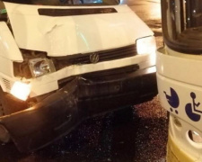 В центре Мариуполя столкнулись два автобуса