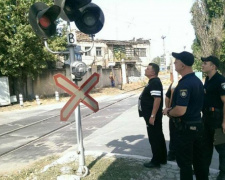 Патрульная полиция в Мариуполе взялась за железную дорогу (ФОТО)