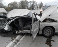 При ДТП в Мариуполе автомобиль едва не раскололся пополам (ФОТО)