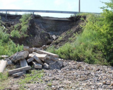 Аномальный ливень размыл опоры моста Донецк – Мариуполь (ФОТО)