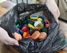 «Лекарство» из мусора: мариупольцы могут помочь детям, собирая крышечки