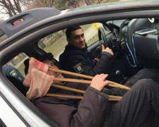 Мариупольские патрульные помогли добраться домой обессилевшему пенсионеру (ФОТО)