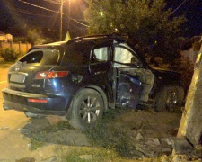 В Мариуполе девушка-водитель влетела в электроопору: двух человек госпитализировали в больницу