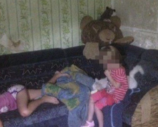 В Мариуполе мать-алкоголичка оставила четверых детей на произвол судьбы (ФОТО)