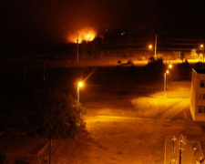 На окраине Мариуполя вблизи школы горело поле (ФОТОФАКТ)
