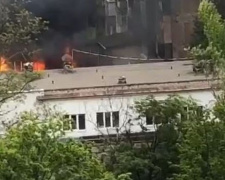 В центре Мариуполя горит пункт по сбору стеклотары. Дым видно в Приморском районе (ФОТО+ВИДЕО)