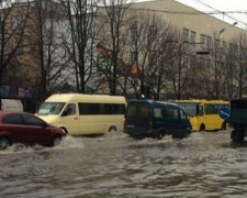 В Мариуполе боролись с последствиями проливного дождя