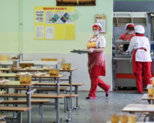 Сотни зараженных стафилококком работников пищеблоков в учебных заведениях Донетчины отстранили от работы