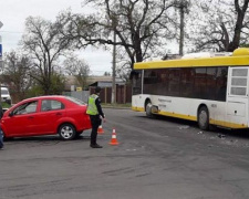 В Мариуполе легковушка врезалась в автобус. Есть пострадавший (ФОТО)
