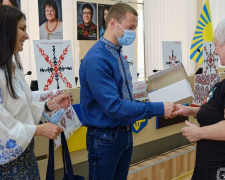 «Рожденные в вышиванках»: на Донетчине более 200 сорочек передали в областные роддома