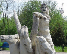 Мариупольцы просят снести ужасающую скульптуру Посейдона