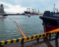 «Разлив» нефтепродуков в мариупольском порту устраняли спасатели