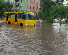 В Мариуполе разбушевалась стихия: улицы города подтоплены, дождь идет даже в супермаркетах (ФОТО+ВИДЕО)