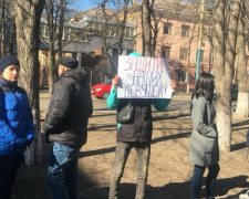 Мариупольцы требуют осудить сутенера. Под судом собрался митинг (ФОТО)