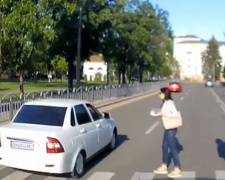 В Мариуполе Lada едва не сбила пешеходов на «зебре». Полиция задержала нарушителя (ВИДЕО)