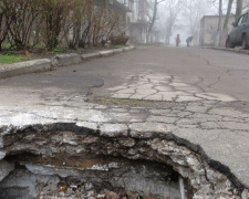 В Мариуполе на дороге образовался провал (ФОТОФАКТ)